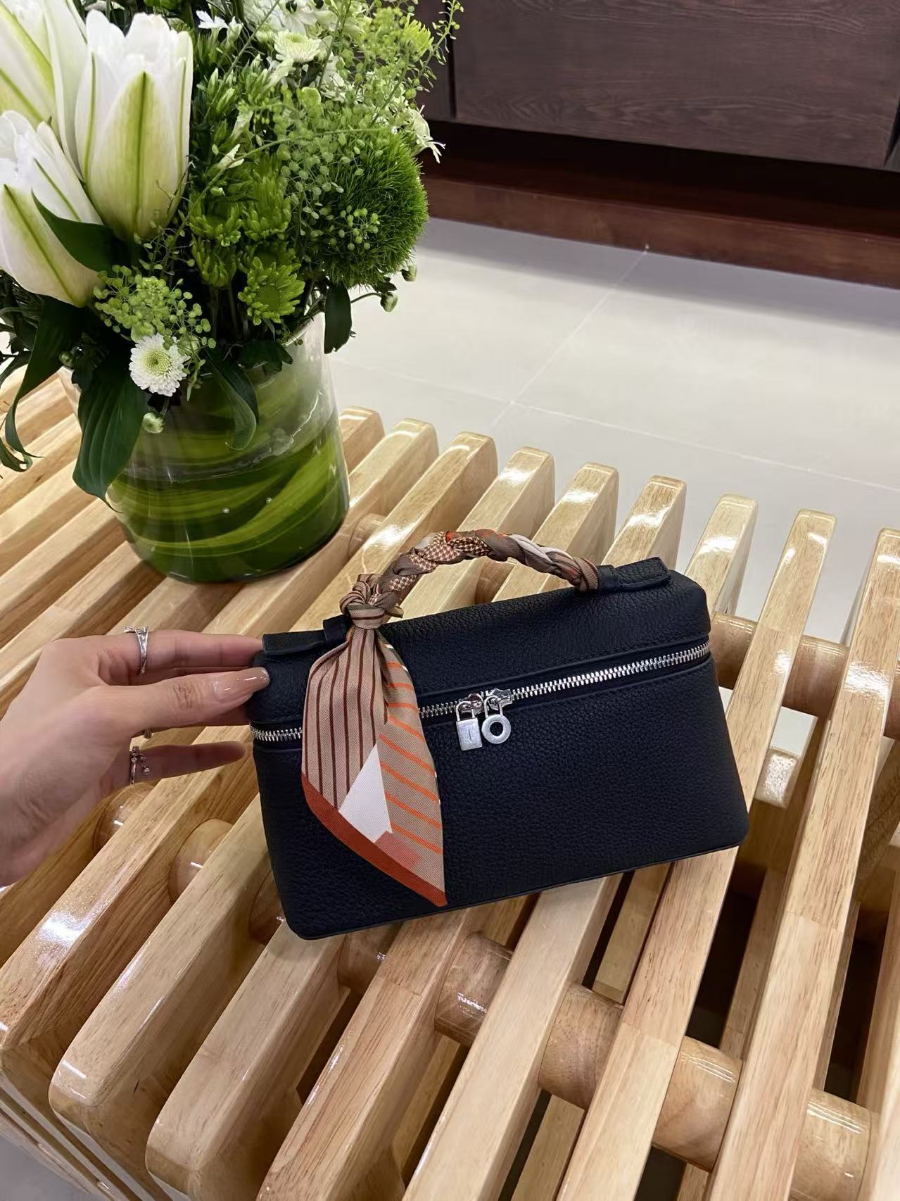 로로피아나 Loro Piana 19 보나도 牛皮海军蓝银扣